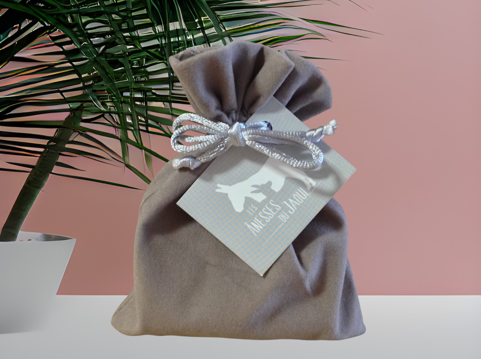 Savon doux 10% lait frais d'ânesse BIO avec son pochon velours gris